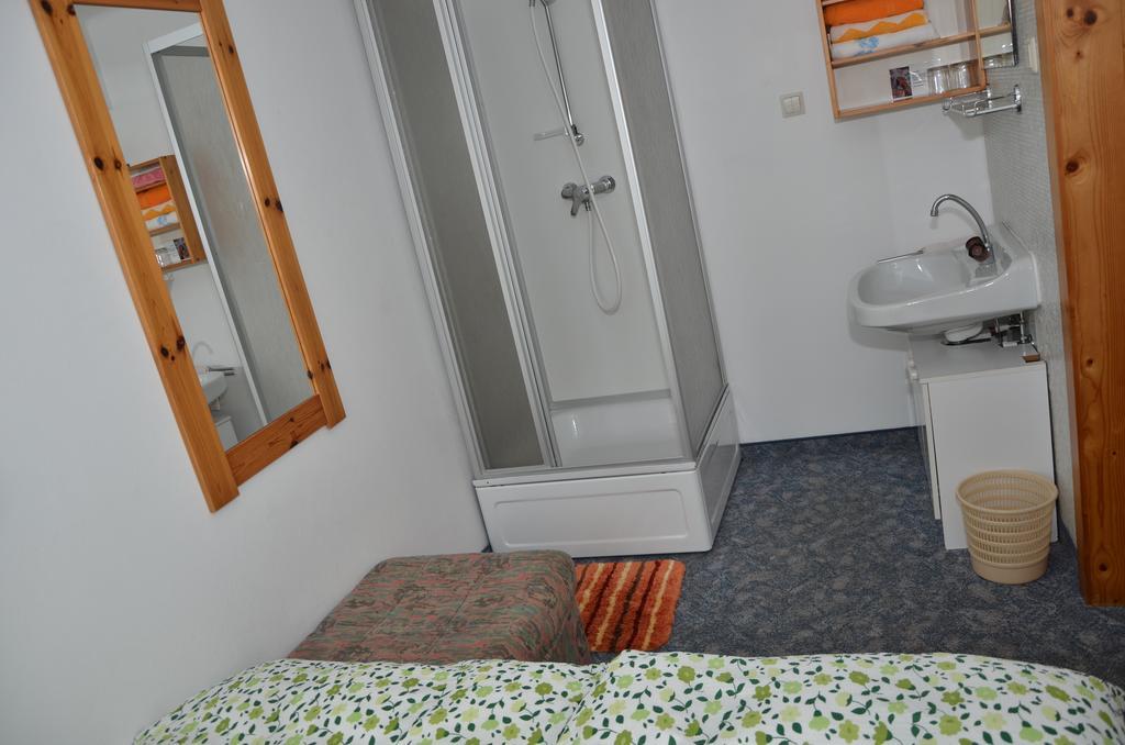 Haus Dachstein Schnitzer Hotel อีเบิน อิม พอนเกา ห้อง รูปภาพ