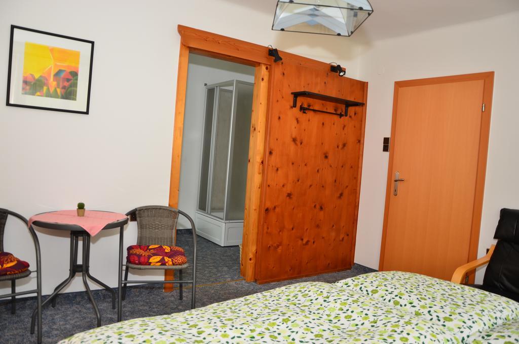 Haus Dachstein Schnitzer Hotel อีเบิน อิม พอนเกา ห้อง รูปภาพ