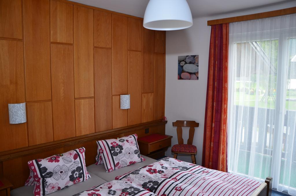 Haus Dachstein Schnitzer Hotel อีเบิน อิม พอนเกา ห้อง รูปภาพ
