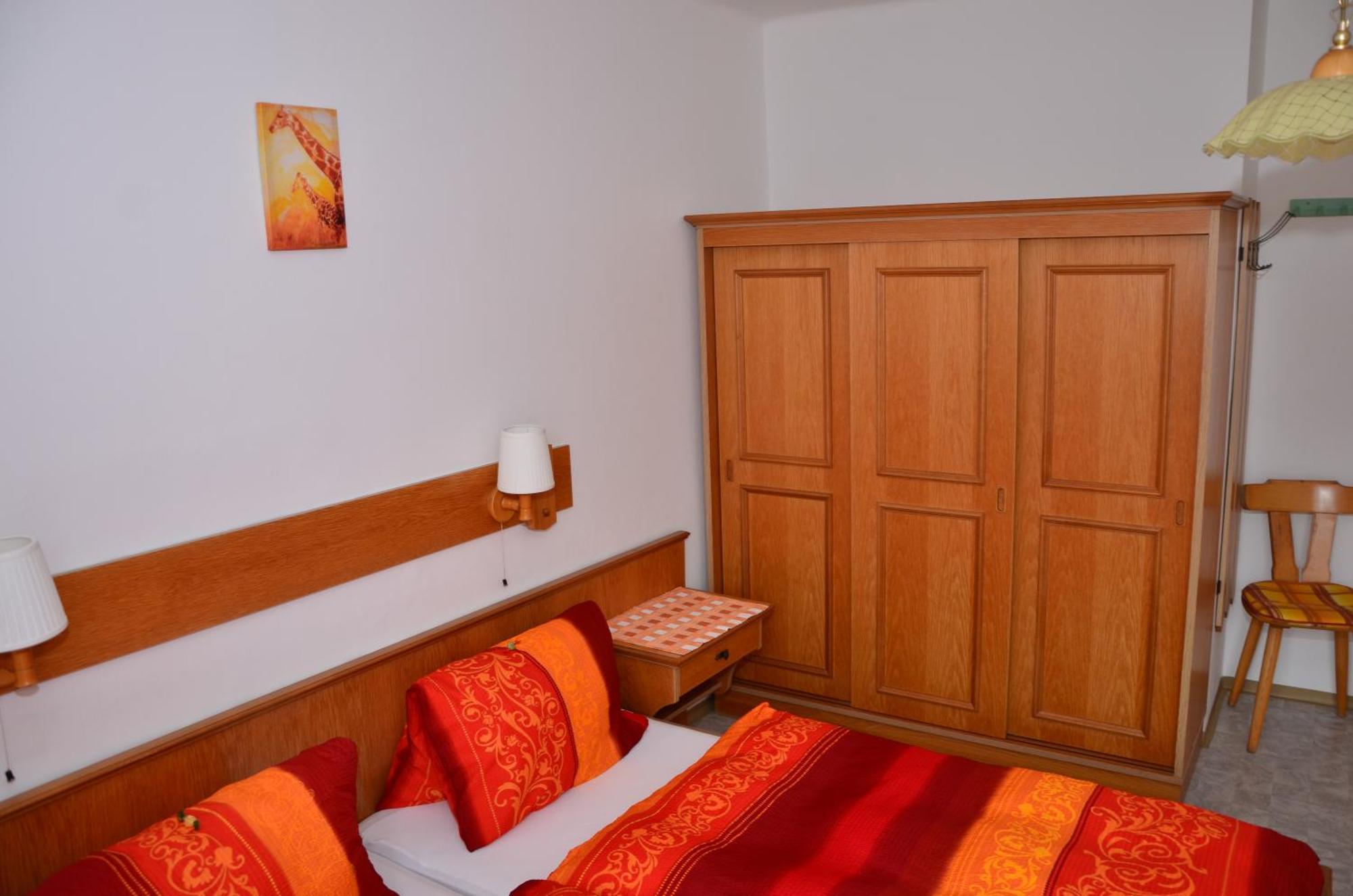 Haus Dachstein Schnitzer Hotel อีเบิน อิม พอนเกา ห้อง รูปภาพ
