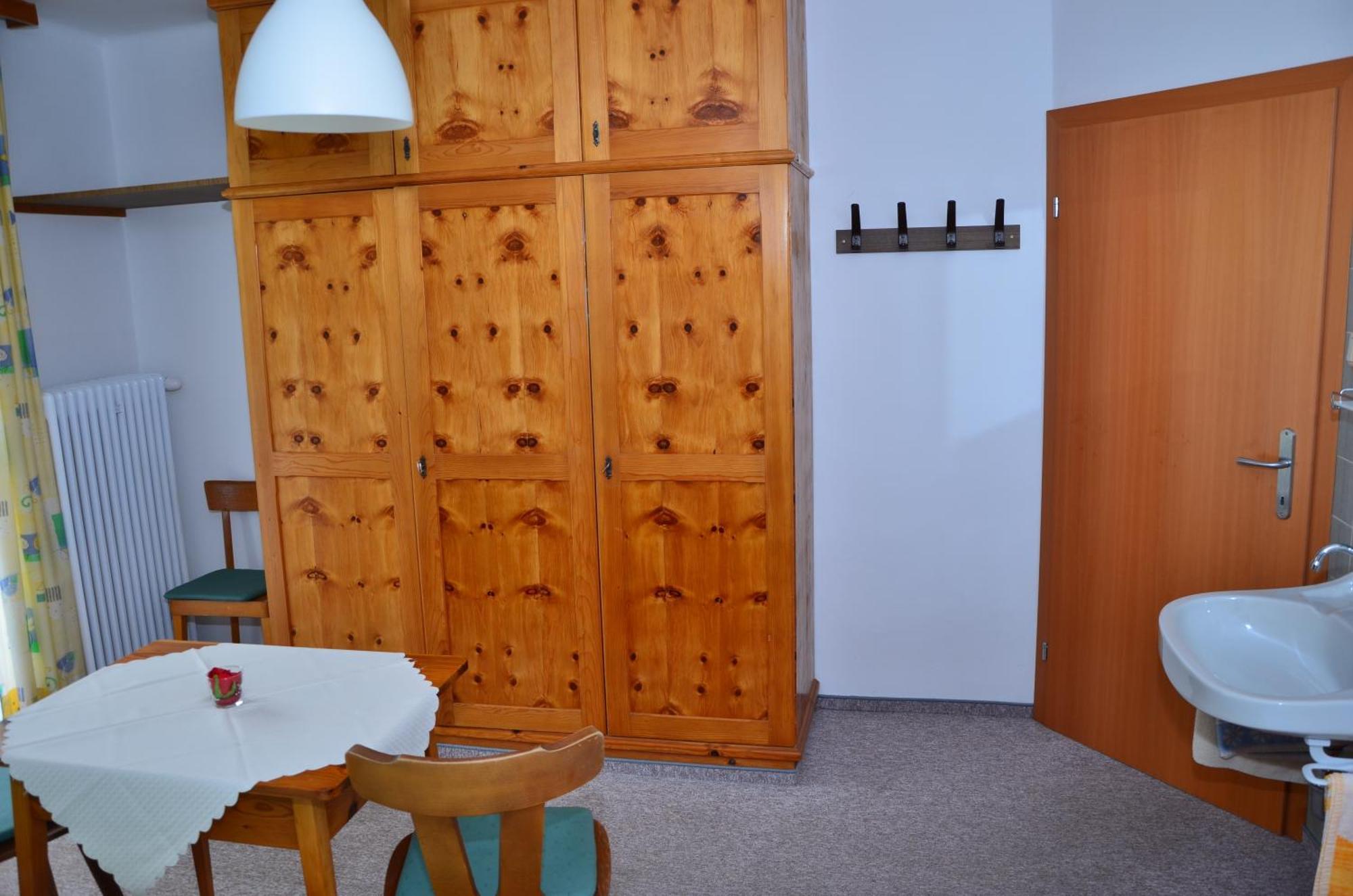 Haus Dachstein Schnitzer Hotel อีเบิน อิม พอนเกา ห้อง รูปภาพ
