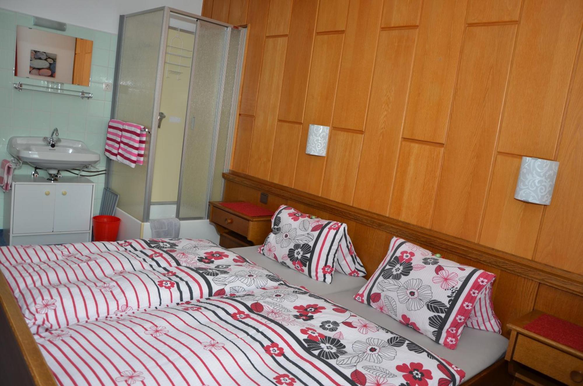 Haus Dachstein Schnitzer Hotel อีเบิน อิม พอนเกา ห้อง รูปภาพ