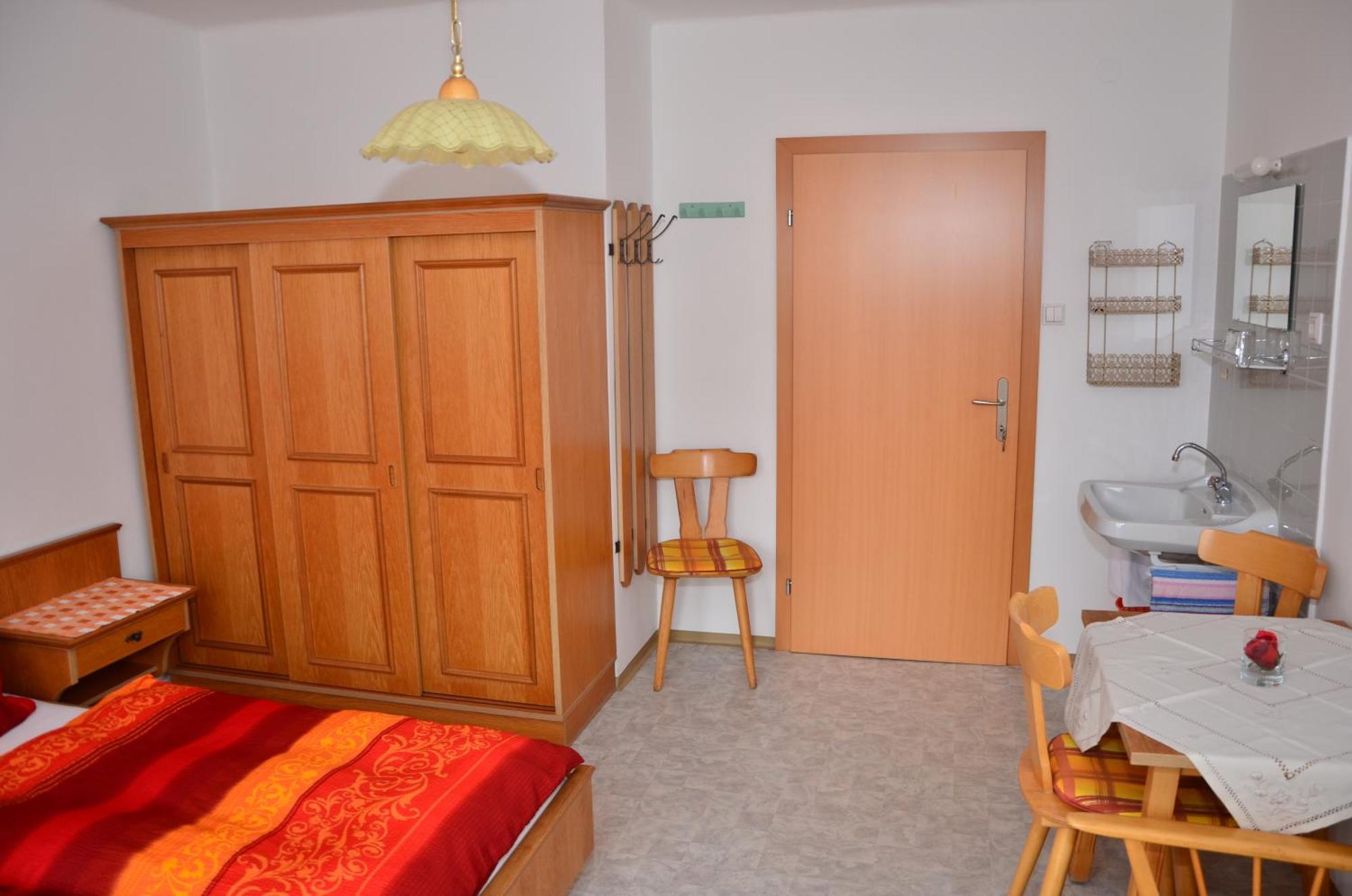 Haus Dachstein Schnitzer Hotel อีเบิน อิม พอนเกา ห้อง รูปภาพ