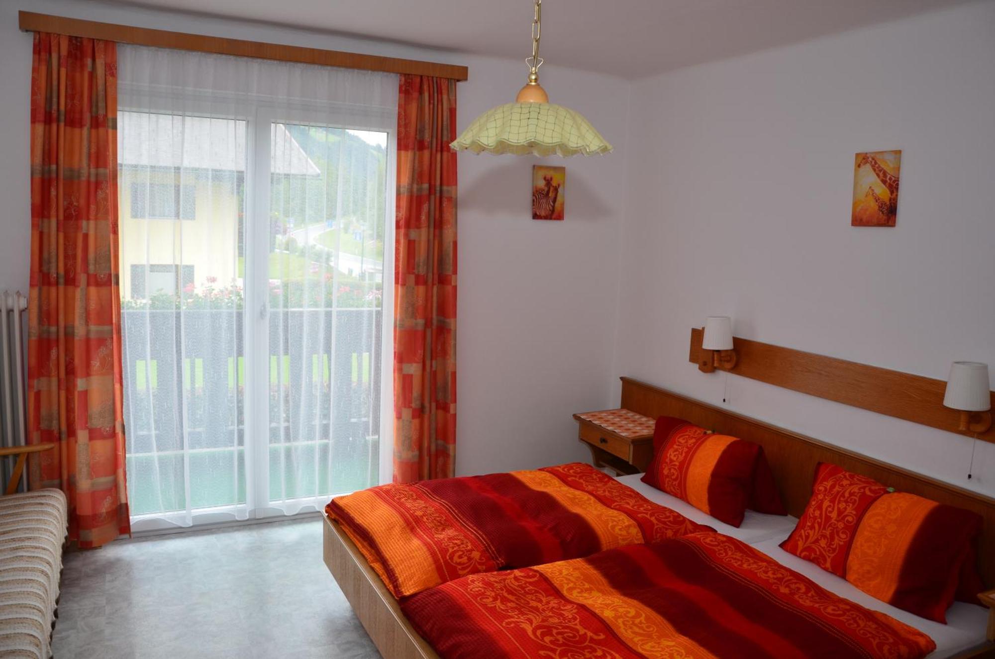 Haus Dachstein Schnitzer Hotel อีเบิน อิม พอนเกา ห้อง รูปภาพ