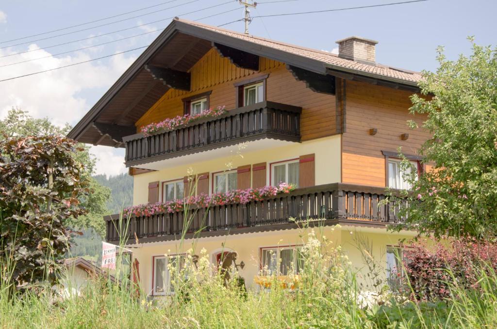 Haus Dachstein Schnitzer Hotel อีเบิน อิม พอนเกา ภายนอก รูปภาพ